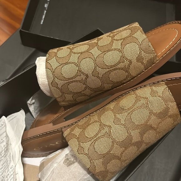 Women’s Coach slides - Picture 4 of 6